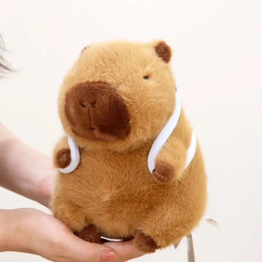 Com mochila capivara brinquedo de pelúcia simulação verão capibara anime brinquedo fofo macio dos desenhos animados capivara boneca de pelúcia decoração para casa